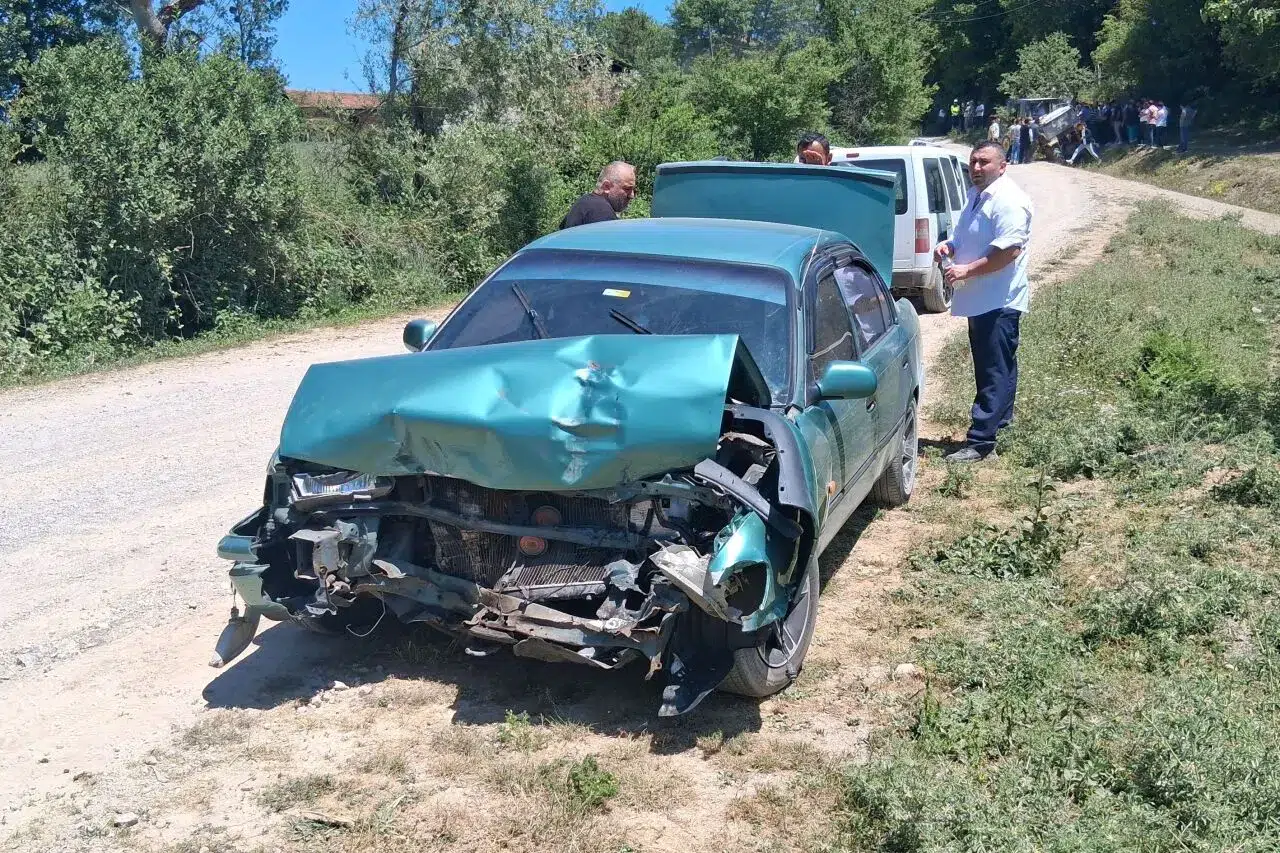 Havza'da traktör ile otomobil çarpışması sonucu 3 kişi yaralandı