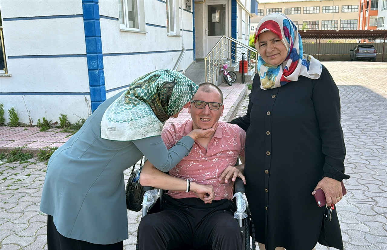 İlkokul öğrencisinin mavi kapak kampanyası fiziksel engelli İsmail'e bayram hediyesi oldu
