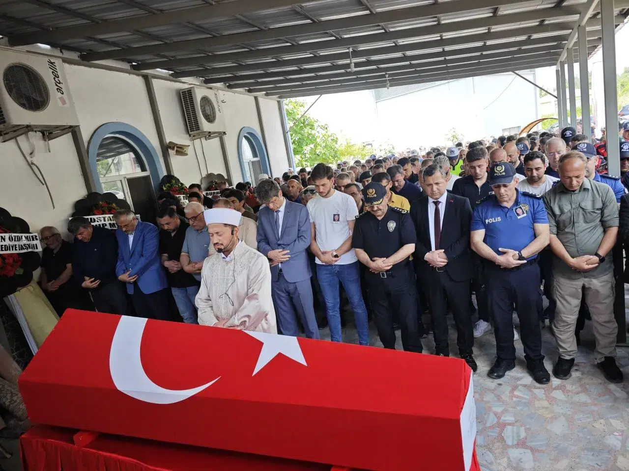 Kalp krizi sonucu vefat eden polis memuru toprağa verildi