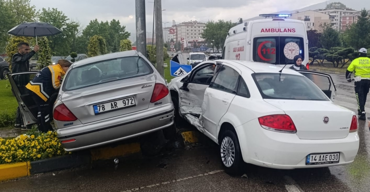 Karabük'te iki otomobilin çarpıştığı kazada 3 kişi yaralandı