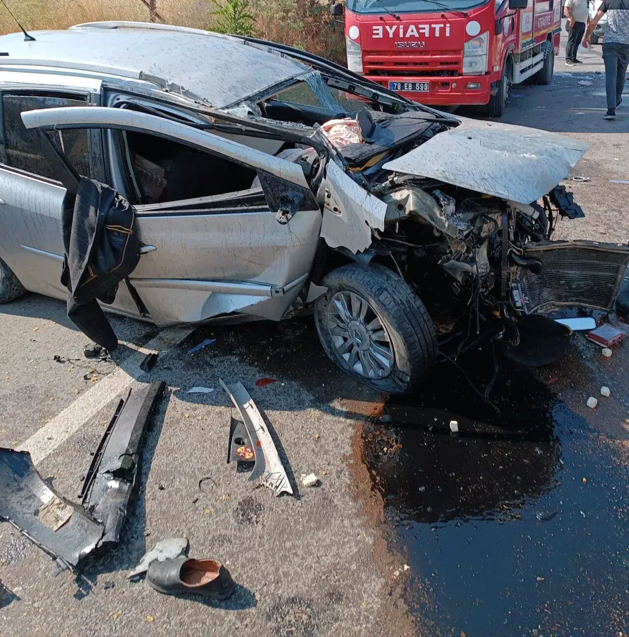 Karabük'te karşı şeride savrulan otomobilin camlı vanla çarpıştığı kazada 7 kişi yaralandı
