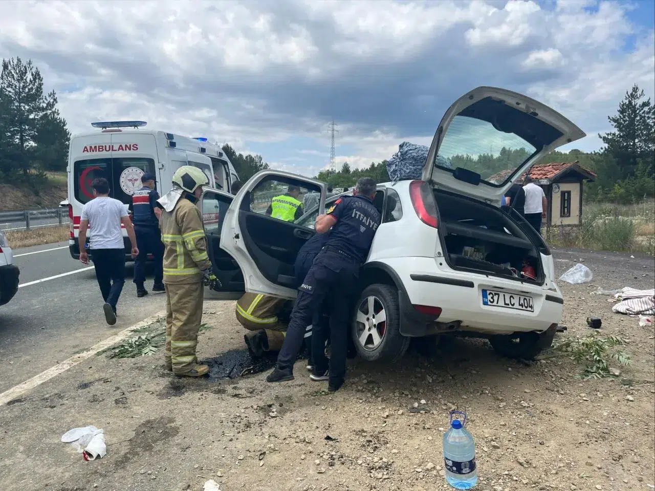 Karabük'te menfeze çarpan otomobildeki 1 çocuk öldü,  3 kişi yaralandı