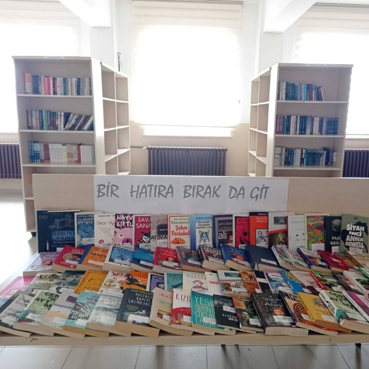 Ladik'te lise son sınıf öğrencilerinden kitap bağışı