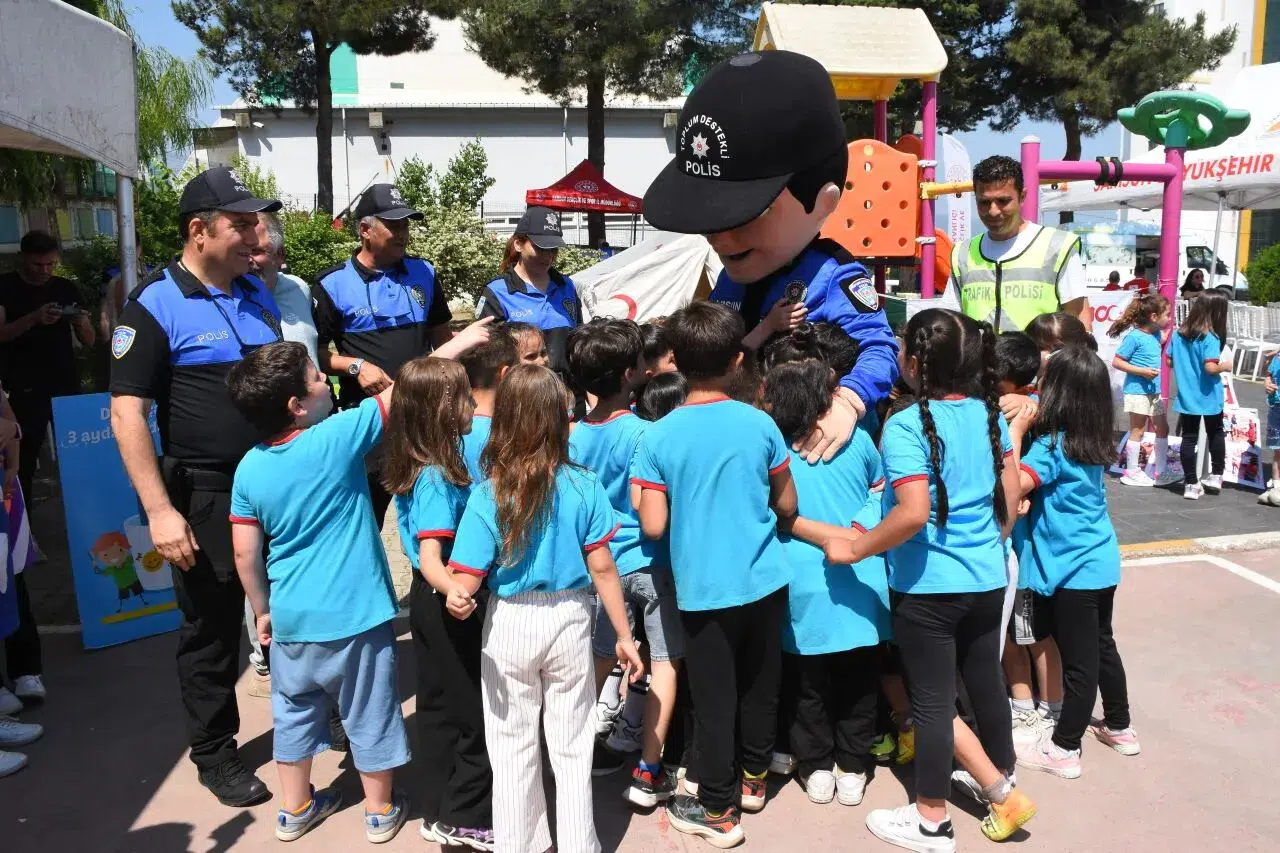 "Sağlık elçileri" ilkokul arkadaşlarına Heimlich manevrasını öğretti,  obezite kontrolü yaptı