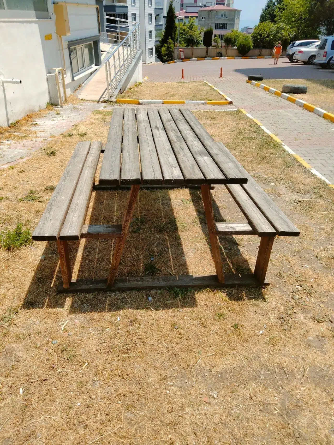 Samsun'da bir sitenin bahçesinden piknik masası çalan şüpheli yakalandı