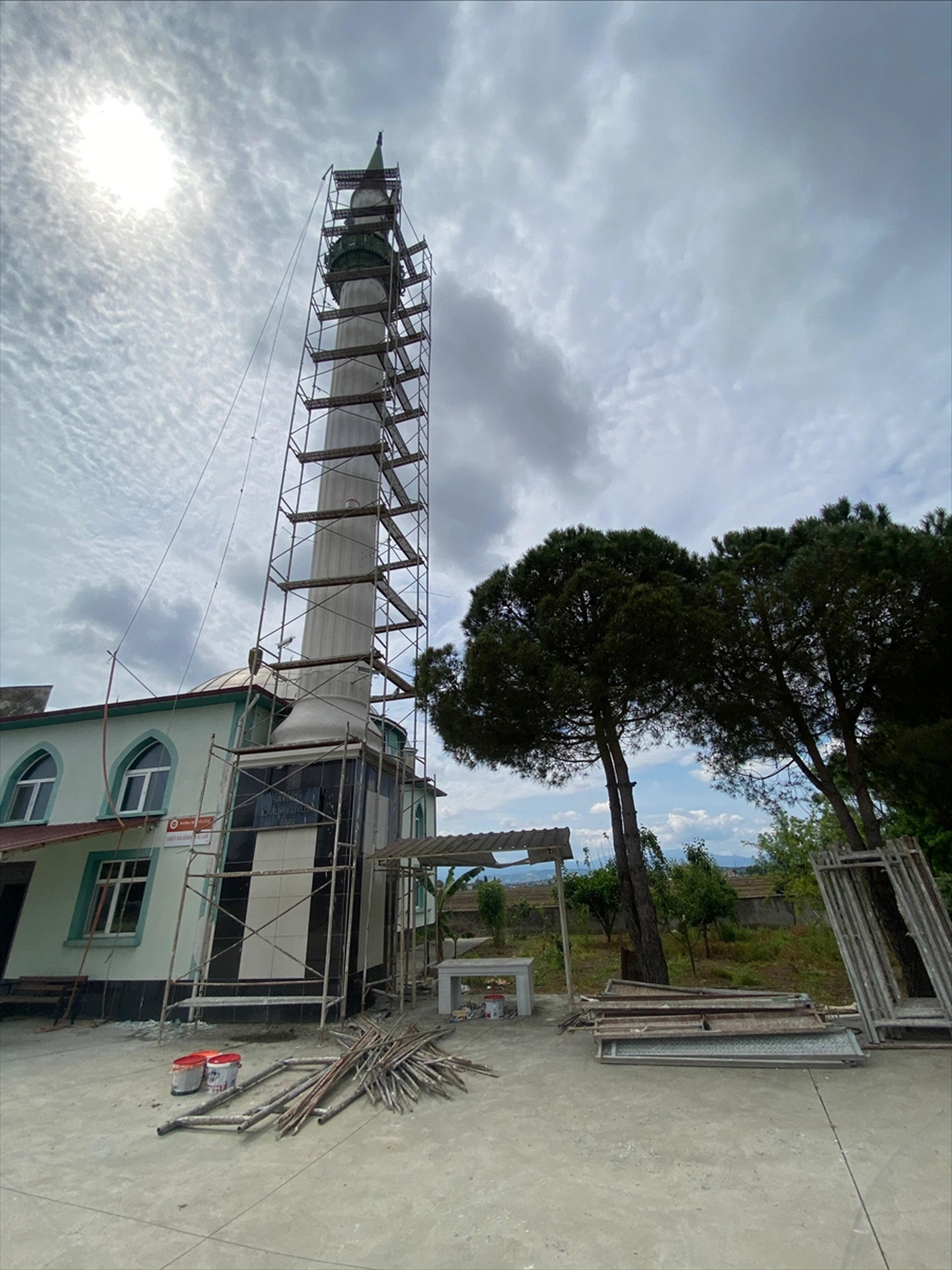 Samsun'da cami minaresinden düşen işçi ağır yaralandı