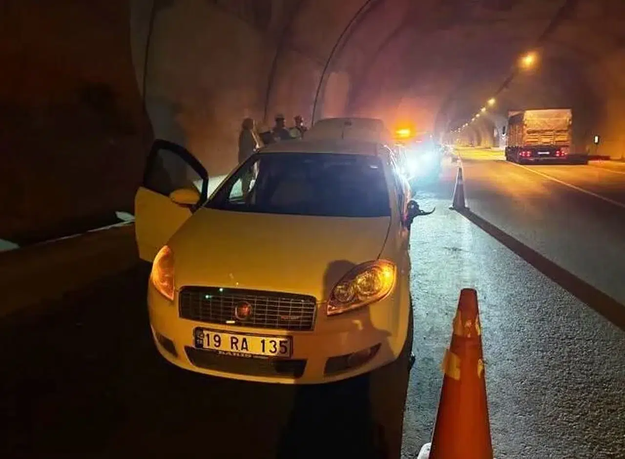 Sinop'ta iki otomobilin tünelde çarpıştığı kazada 2 kişi yaralandı