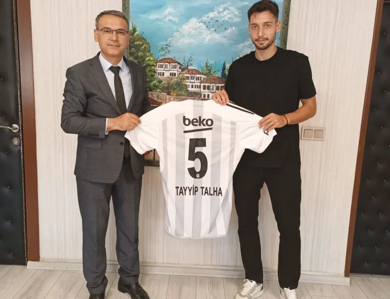 Tayyip Talha Sanuç,  lise öğretmenine Beşiktaş forması hediye etti