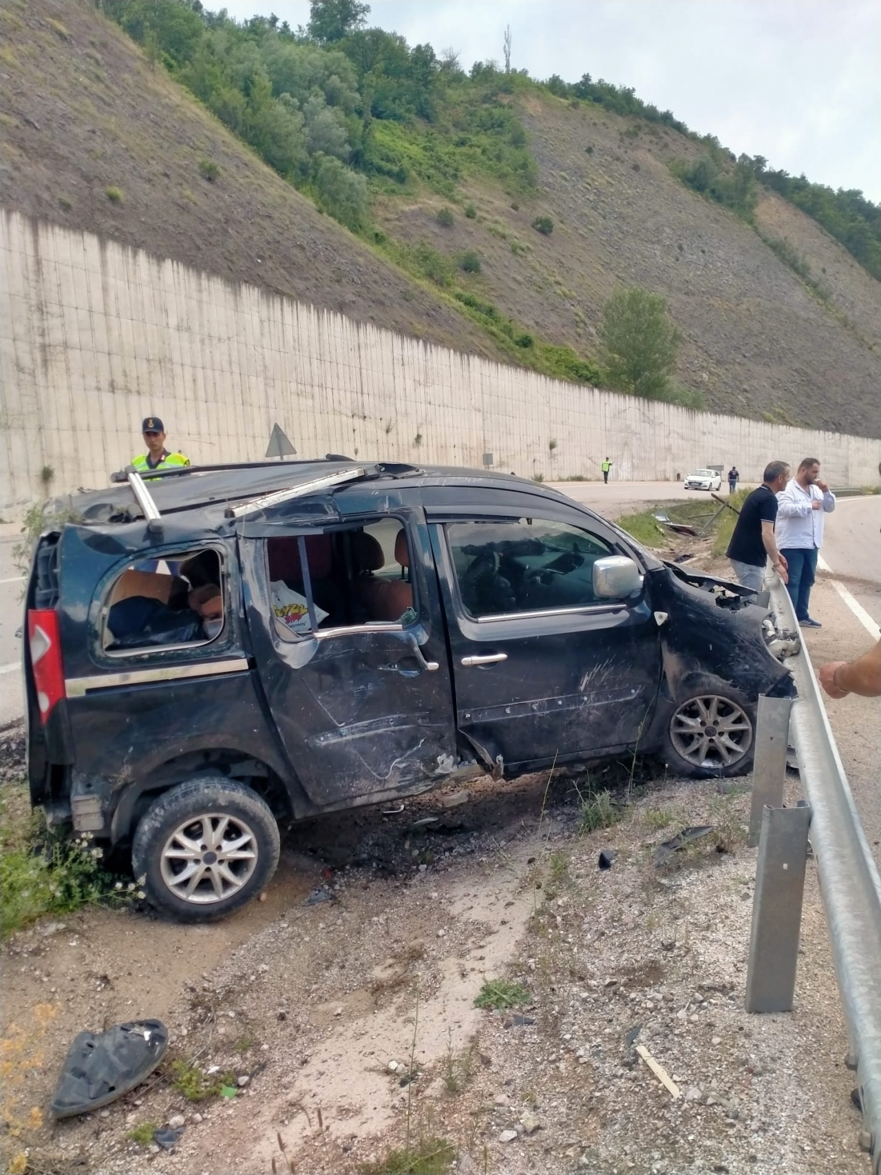 Tokat'ta bariyerlere çarpan hafif ticari araçtaki 4 kişi yaralandı