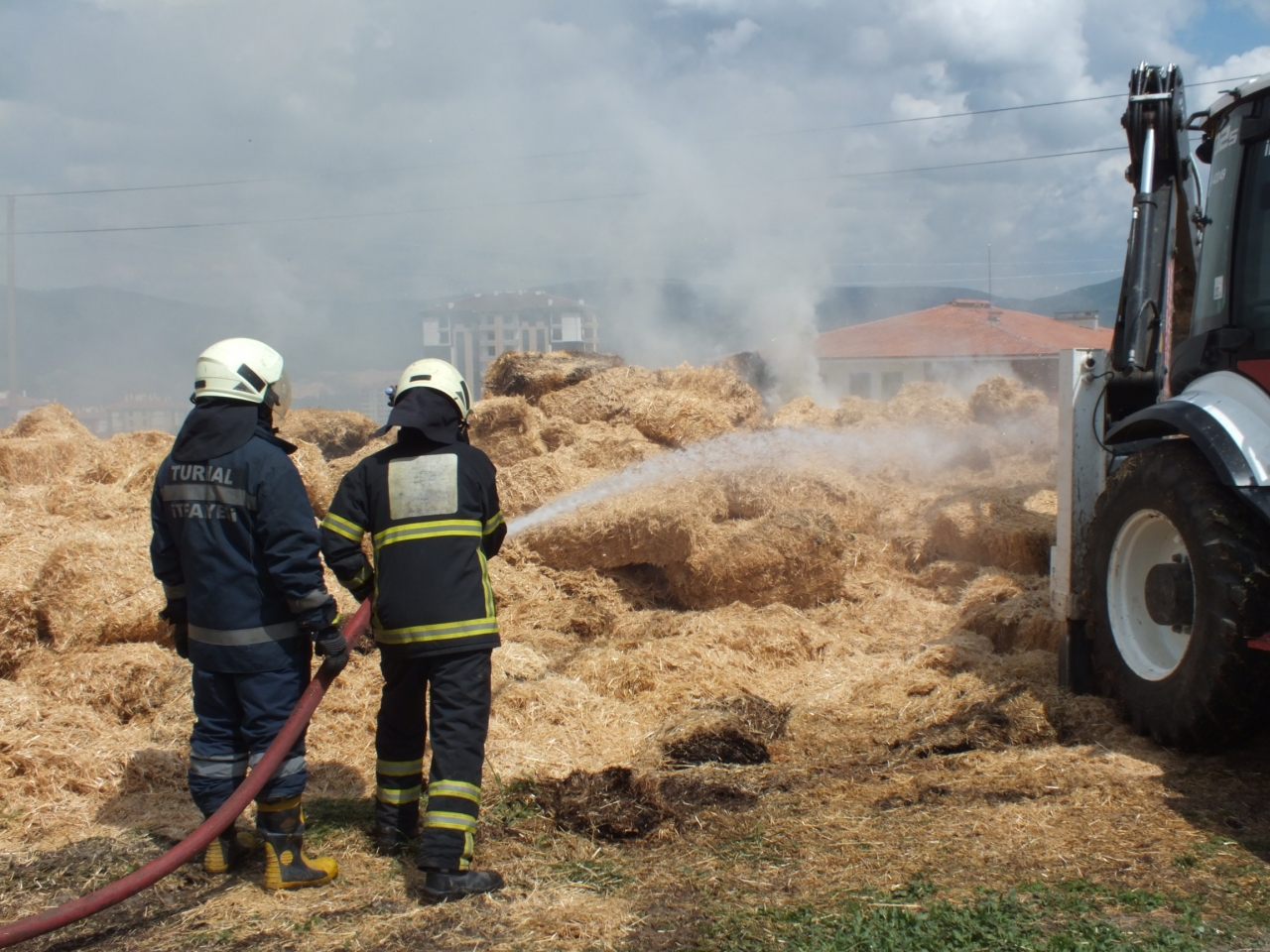 Tokat'ta çıkan yangında 30 ton saman yandı