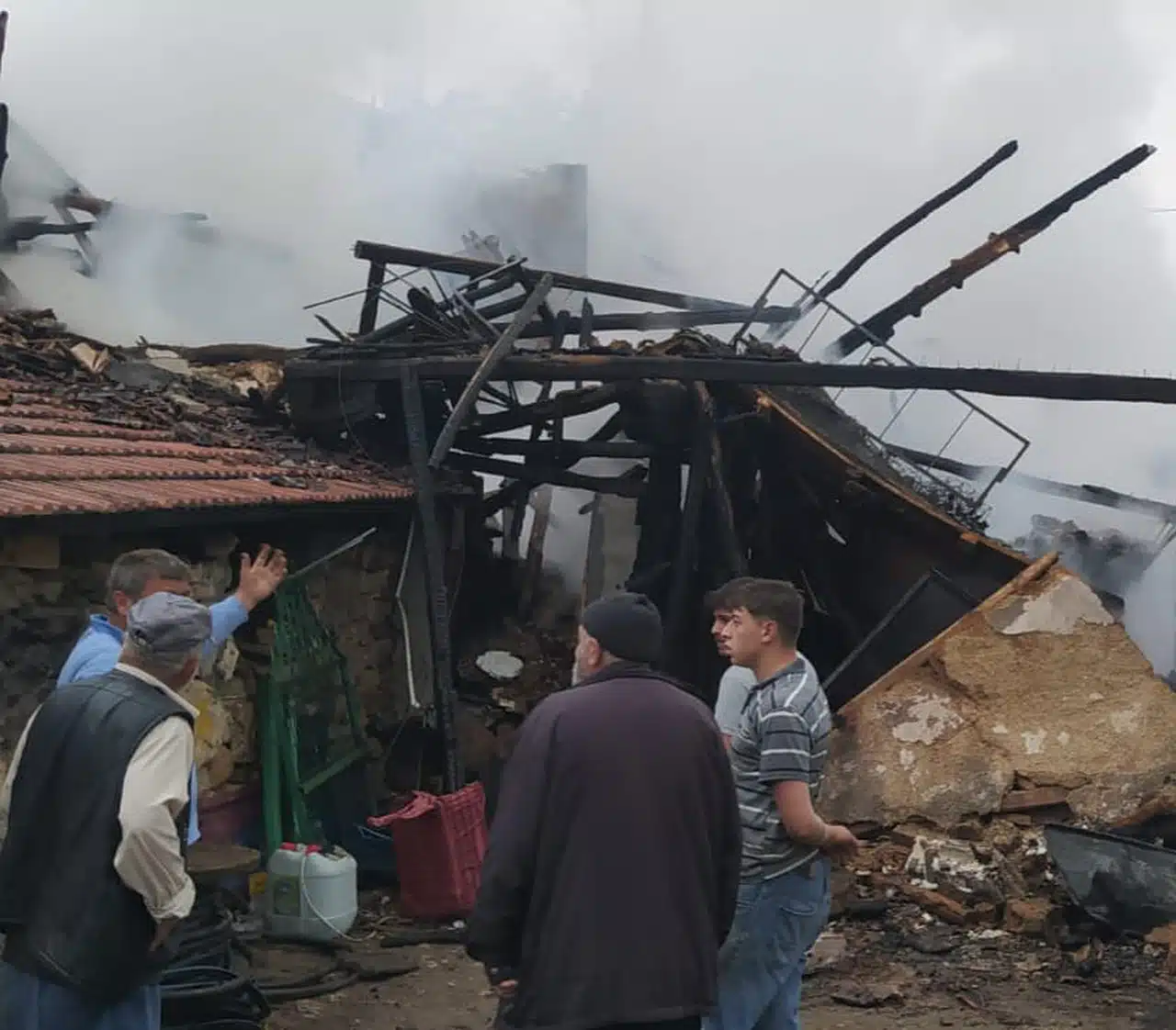 Tokat'ta çıkan yangında iki katlı ev kullanılamaz hale geldi