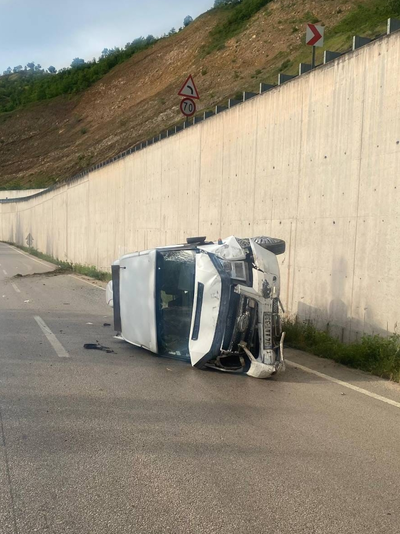 Tokat'ta minibüsün devrilmesi sonucu 10 kişi yaralandı