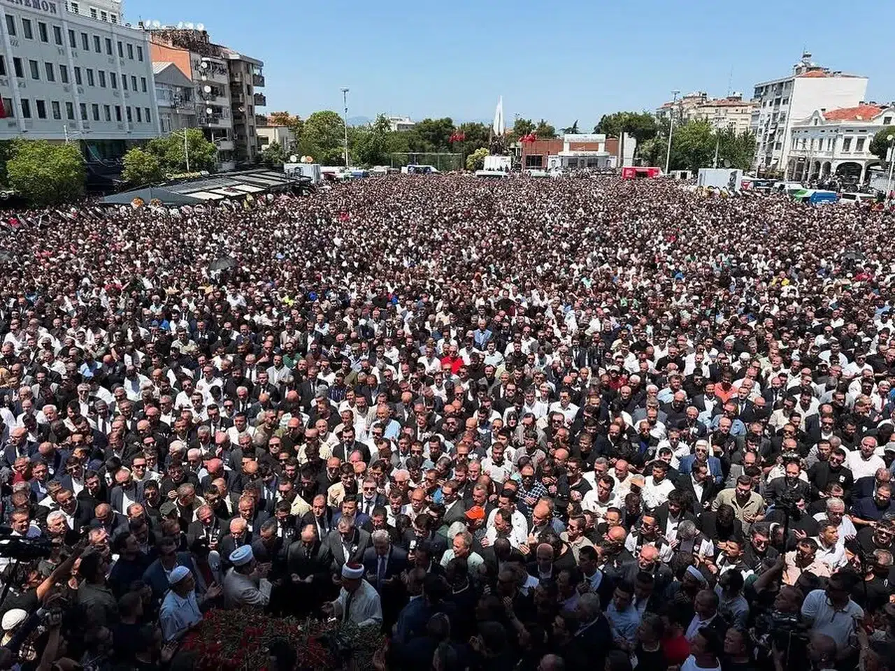 ‘Binler Uğurladı,  Milyonlar Kalbine Gömdü’
