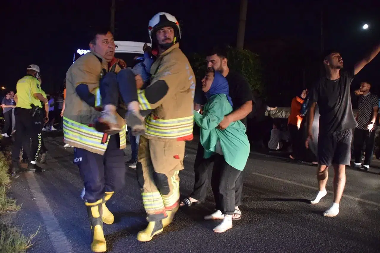 MANİSA - İşçi servisinin park halindeki tıra çarptığı kazada 20 kişi yaralandı