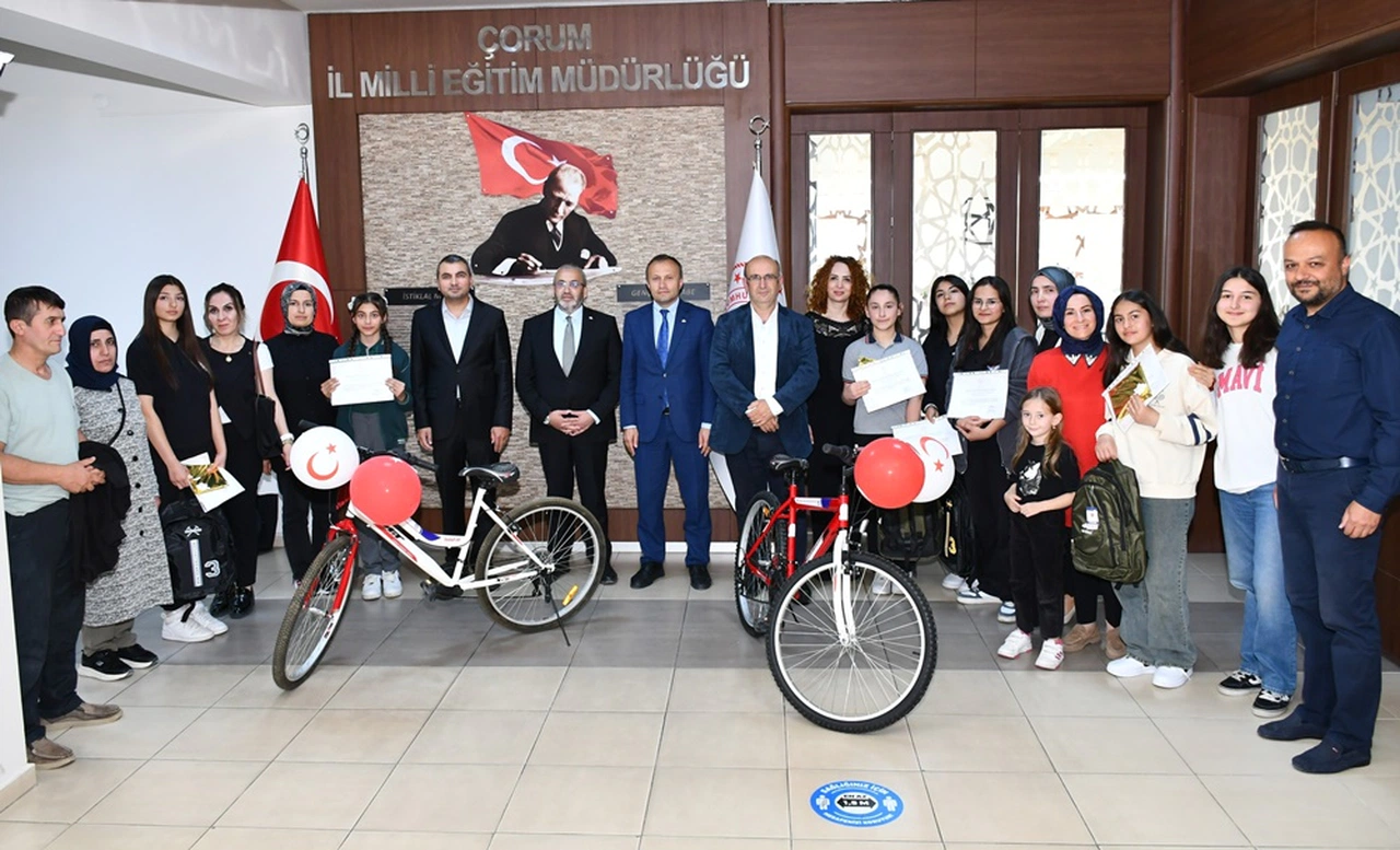 Resim Yarışmasında Dereceye Giren Öğrenciler Ödüllendirildi