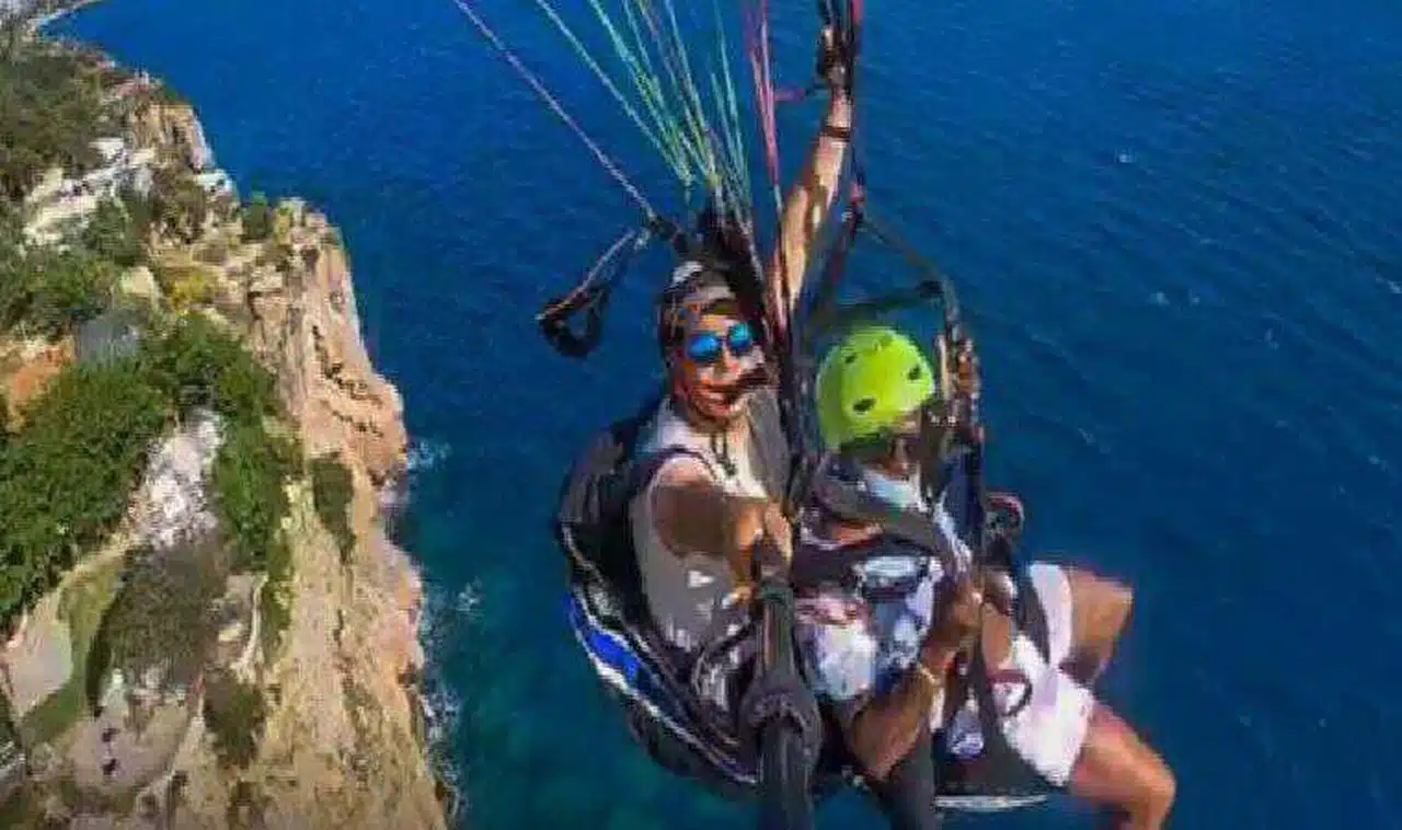 ABD'li turist, paraşütte heyecandan bayıldı