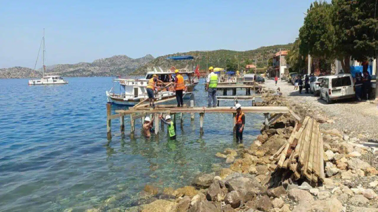 Marmaris'teki kaçak iskeleler yıkılıyor