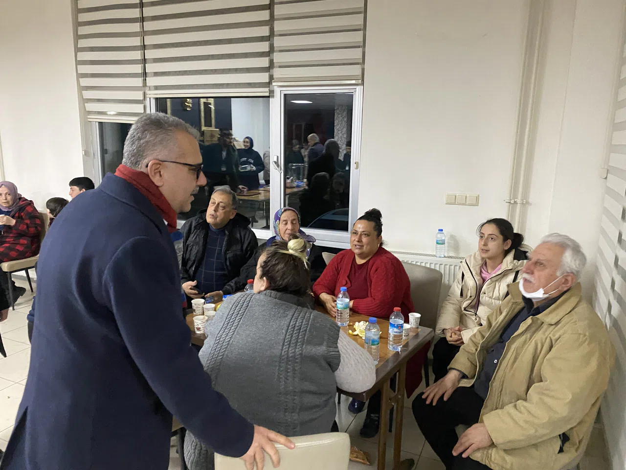 Ahlatcı, Depremzede Çocukları Sevindirdi