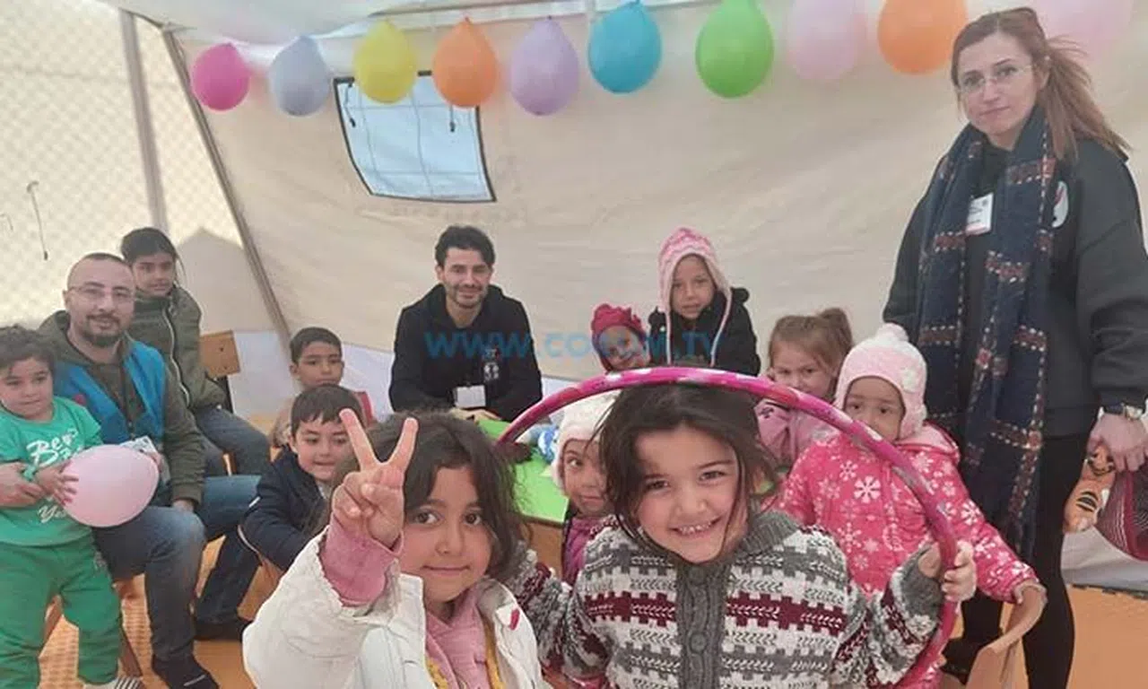 Öğretmenler, Deprem Bölgesinde Çocukların Yaralarını Sarıyor