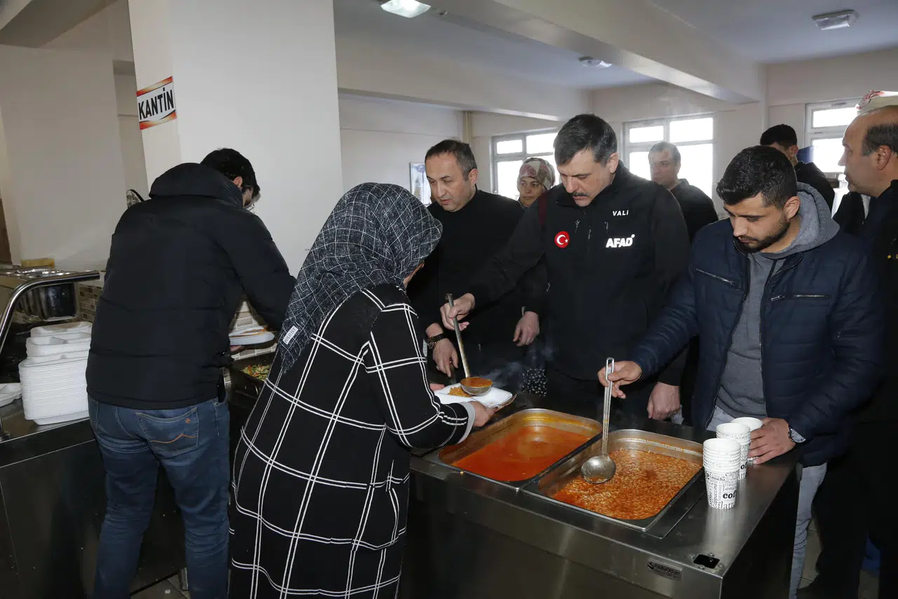 Yemek Dağıttı, Halkla Görüştü