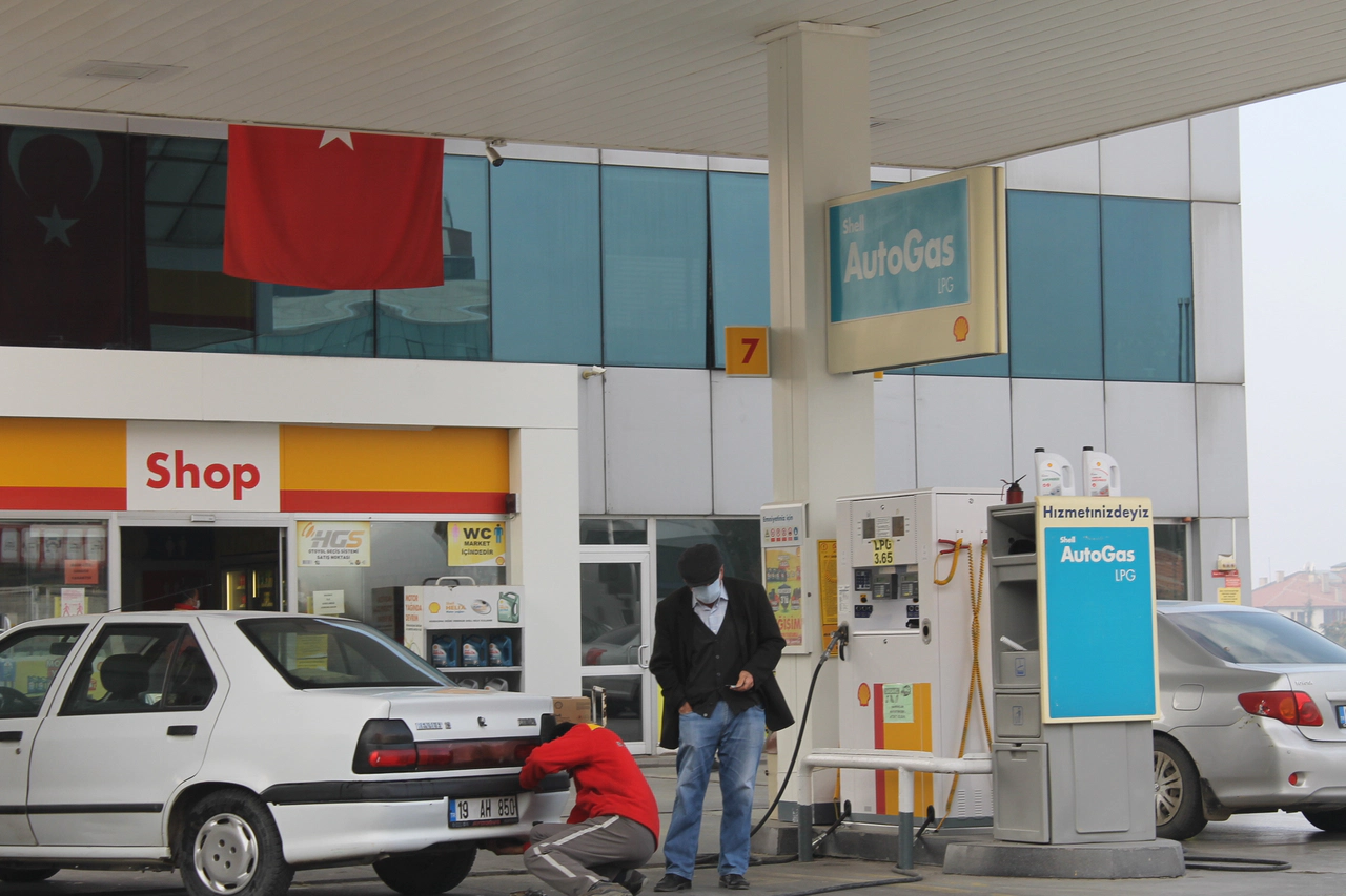 Benzine 2 Lira 11 Kuruş Zam Gelmesi Bekleniyor