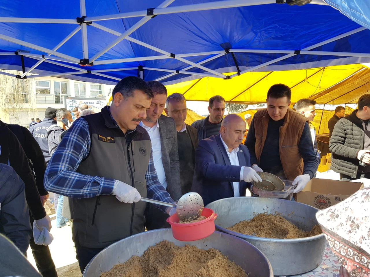 4 Bin 500 Depremzedeye Bayat Dolması İkram Edildi