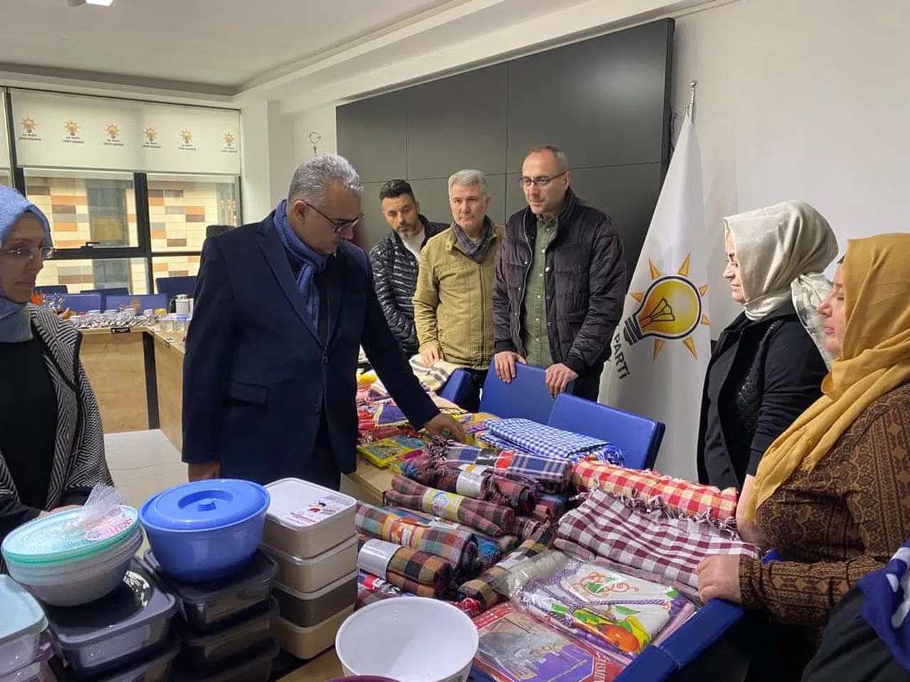 Ahlatcı’dan Depremzedeler İçin Çalışan Kadınlara Ziyaret