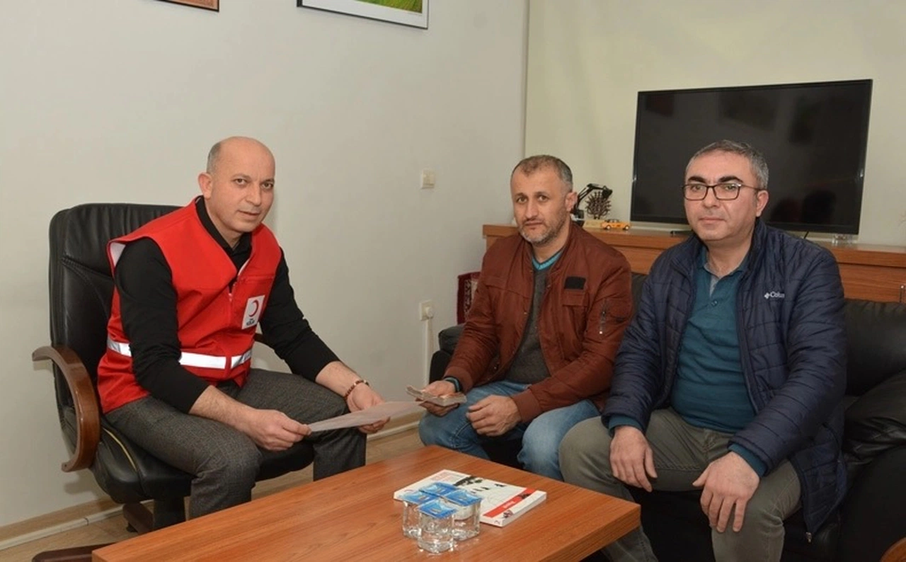 Belediye Çalışanları Kızılay’a Bağış Yaptı