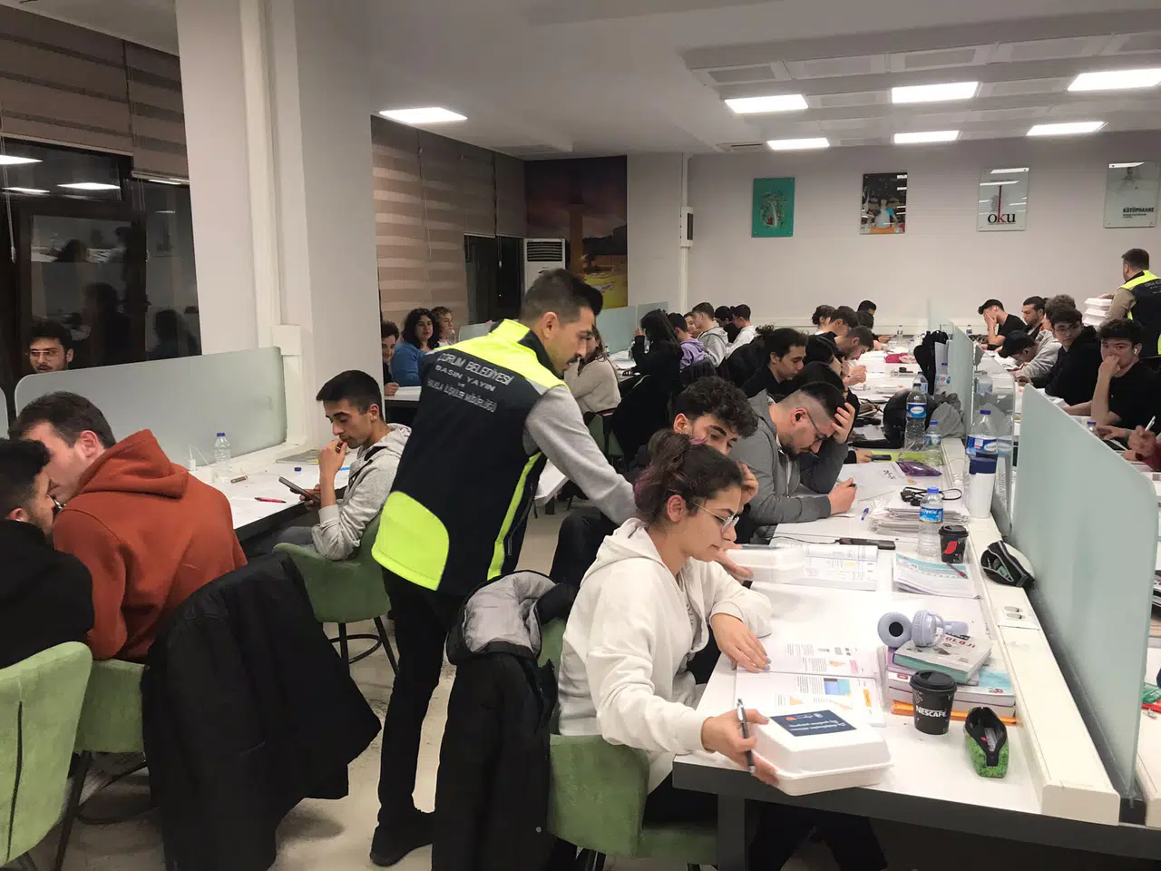 Belediyeden Kütüphanedeki Gençlere İkram