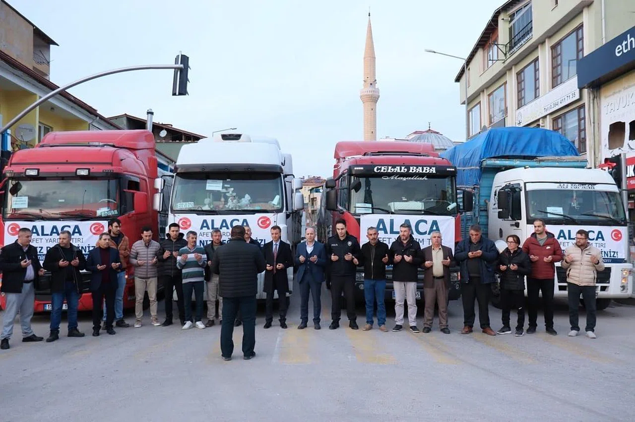 Deprem Bölgesine Dört Tır Yardım Malzemesi Gönderildi