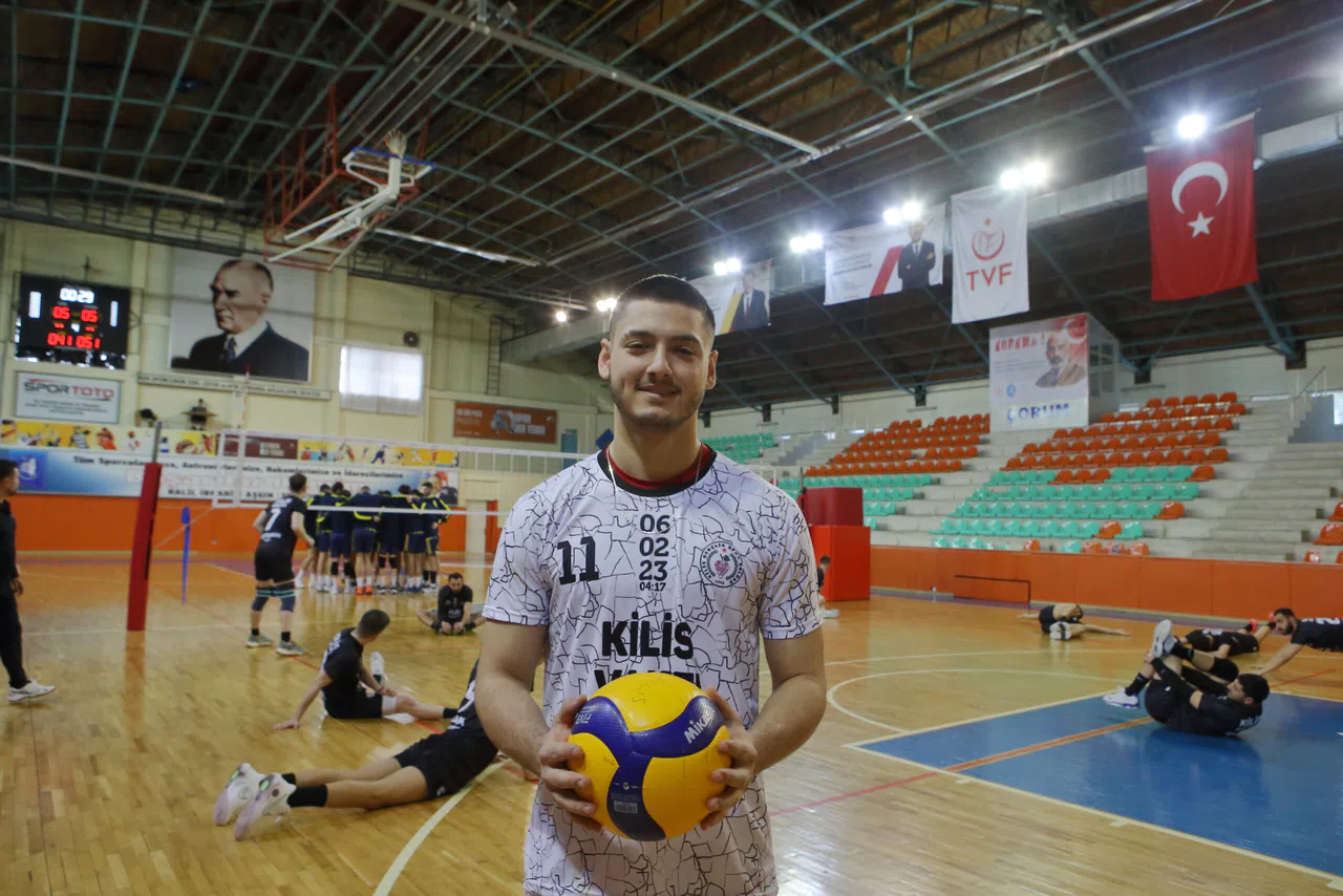 Depremzede Voleybolcu, Yeni Kulübüyle Çorum’da Mücadele Ediyor