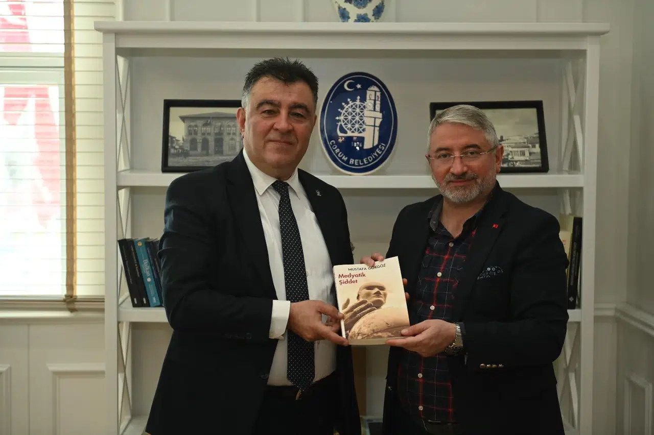 Gökgöz, Aşgın’a Kitap Hediye Etti