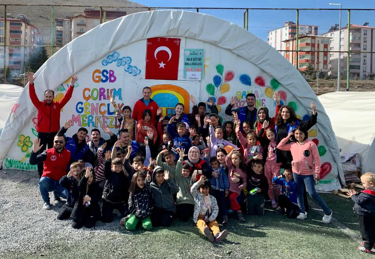 Gönüllüler, Depremzede Çocukların Yüzlerini Güldürüyor