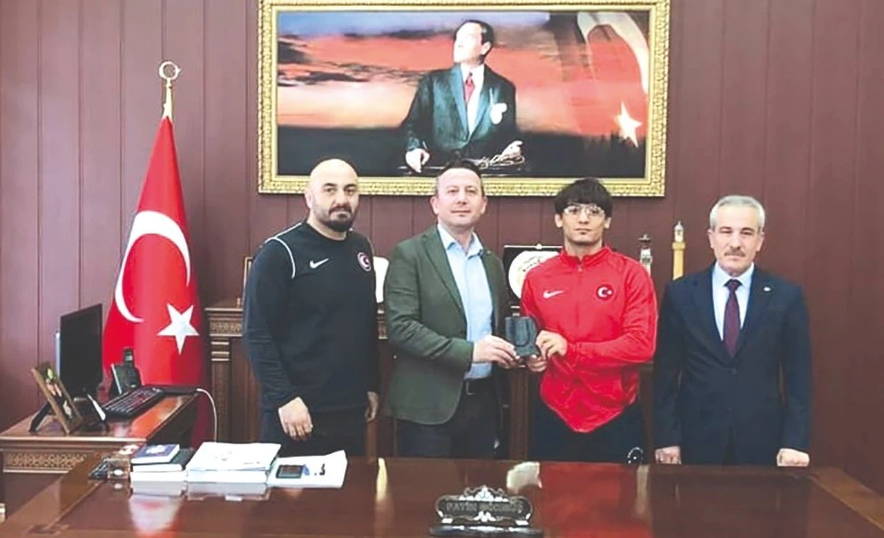Kaymakam Görmüş'ten Başarılı Güreşçiye Ödül