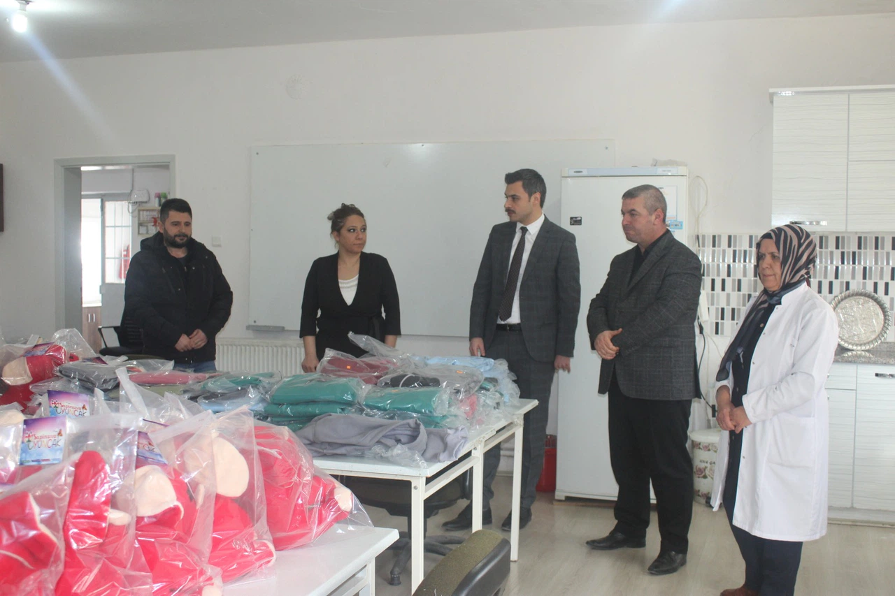 Ortaköy HEM'den Depremzedelere Kıyafet Ve Oyuncak Desteği