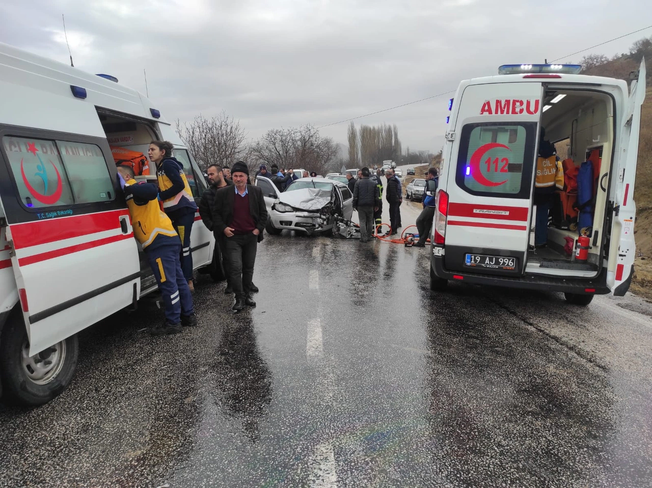 Otomobil Kaza Yaptı, Araçta Sıkıştılar
