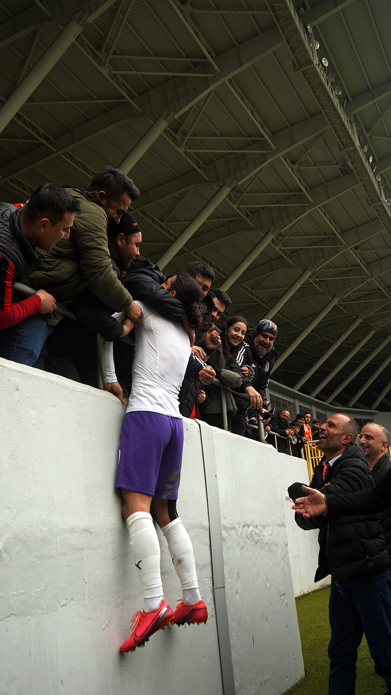 ‘Kaldırın Beni, Sarılalım’