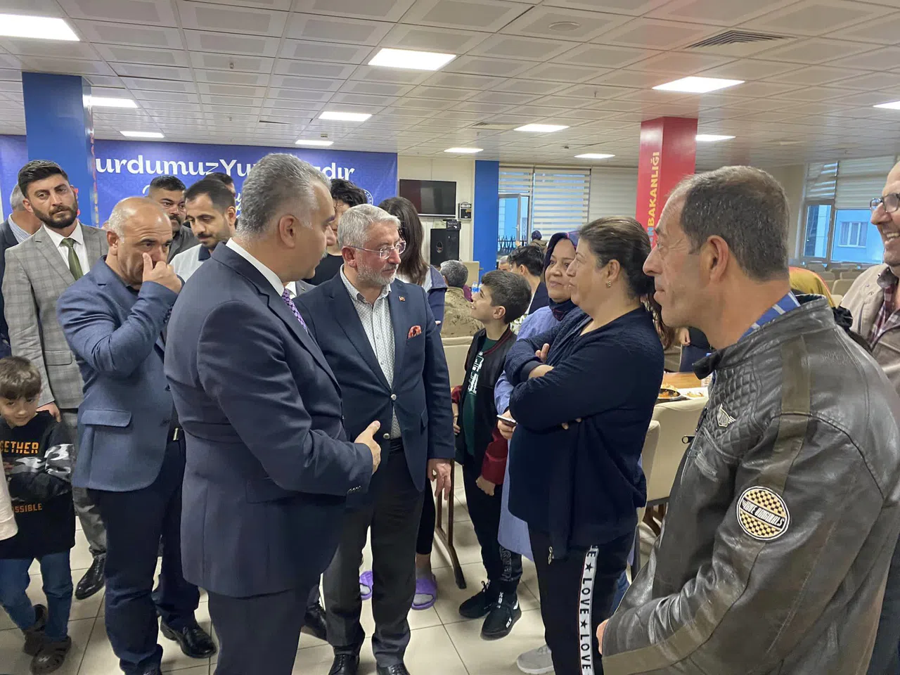 AK Partili Yöneticiler Depremzedelerle Buluştu