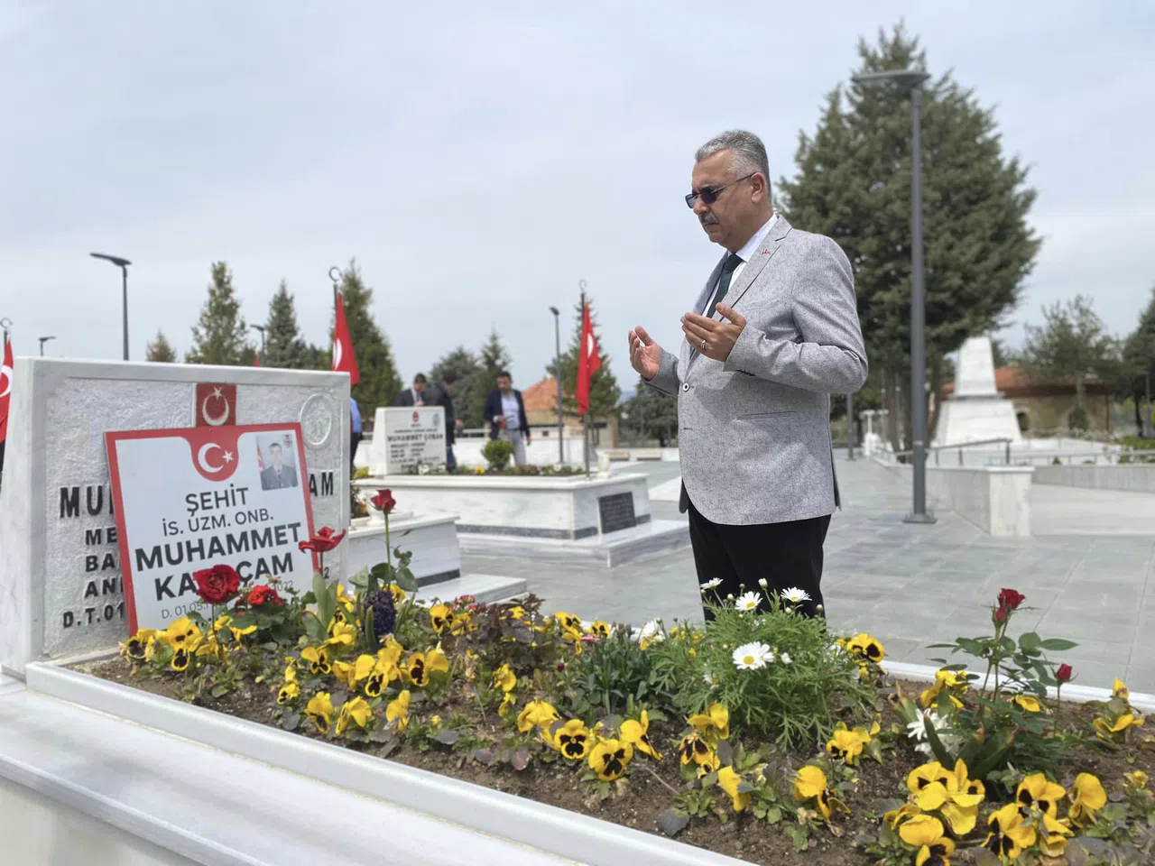 AK Partililerden Şehitlik Ziyareti