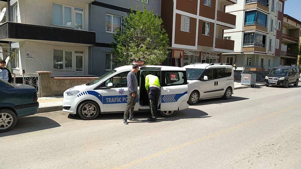 Otomobil Bariyerlere Çarptı: 1 Yaralı