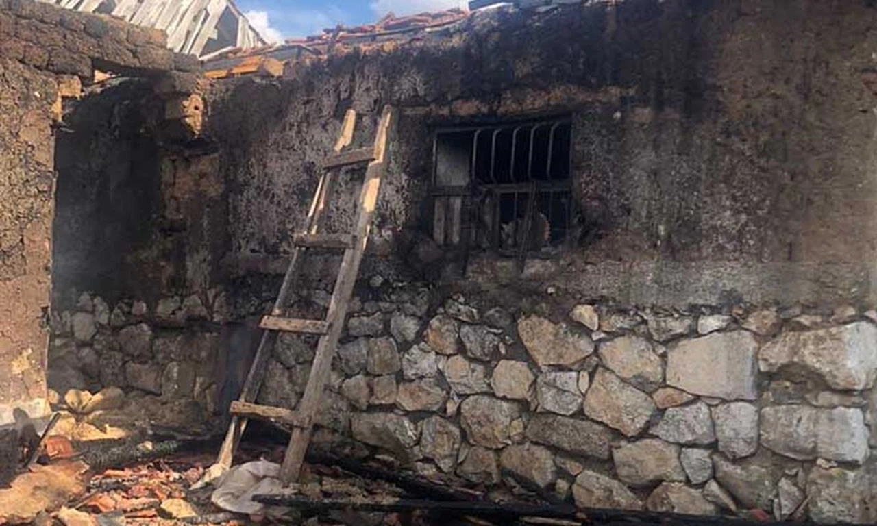 Alaca’da Depo ve Samanlık Yandı