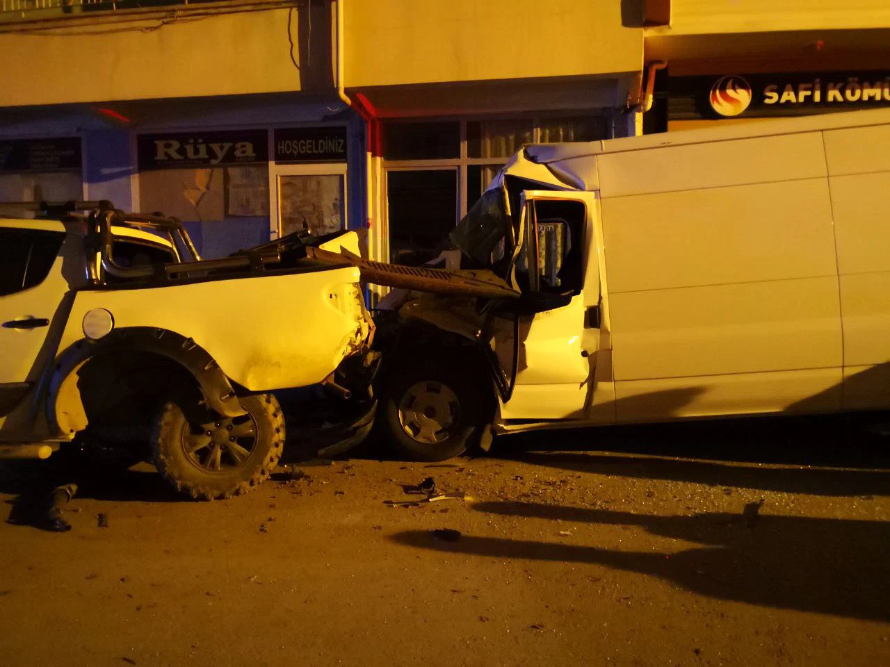 Altı Araca Çarptı, Otomobili Bırakıp Kaçtı