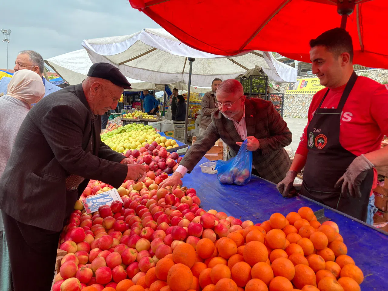 Aşgın, Pazarda Esnaf ve Vatandaşla Buluştu