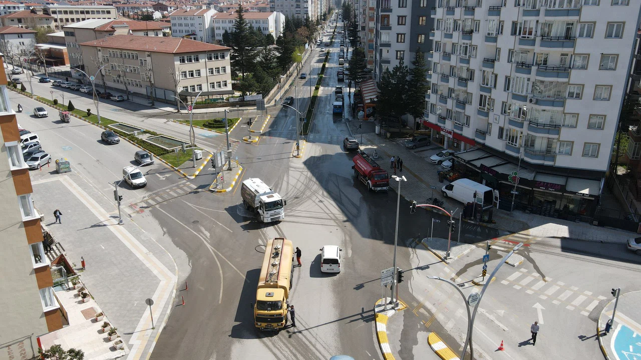 Caddelerde Bayram Temizliği