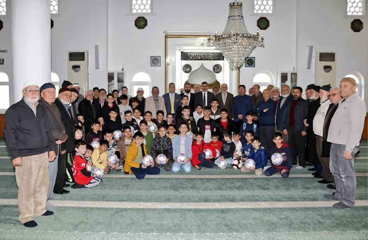 Camiye Gelen Çocuklara Hediye