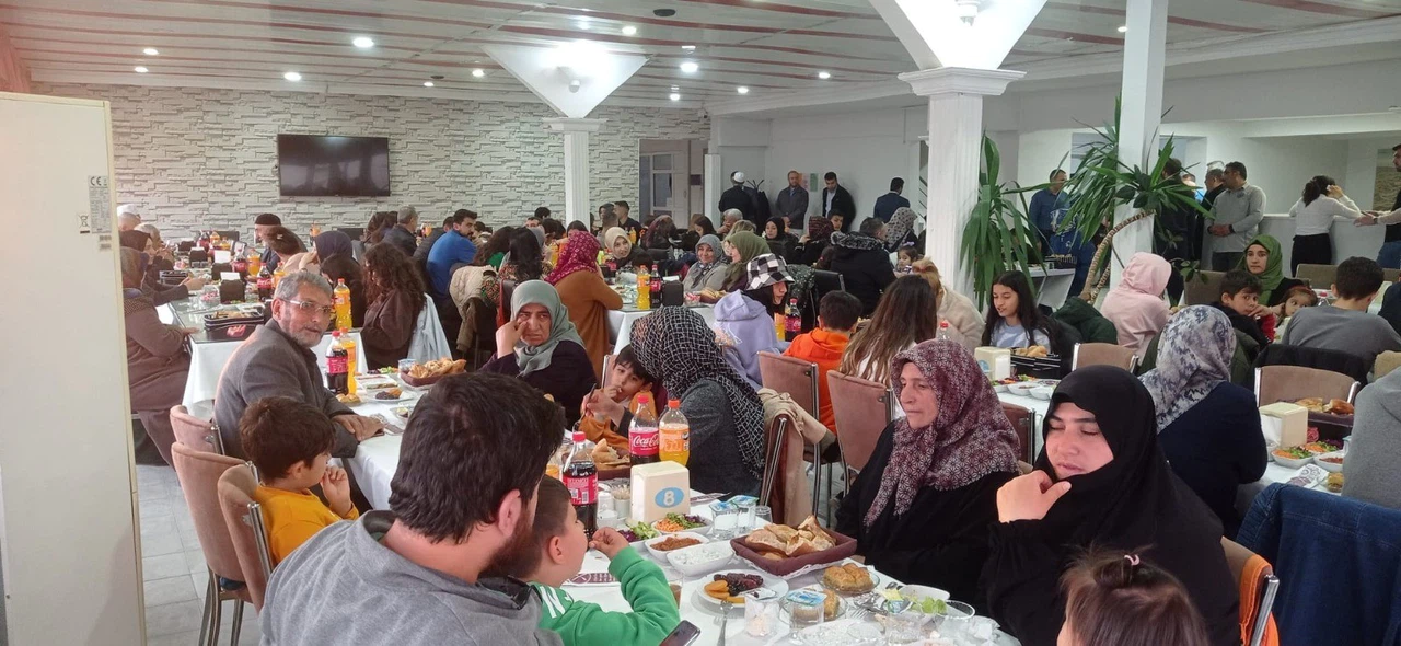 Depremzede Ailelere İftar Yemeği Verildi