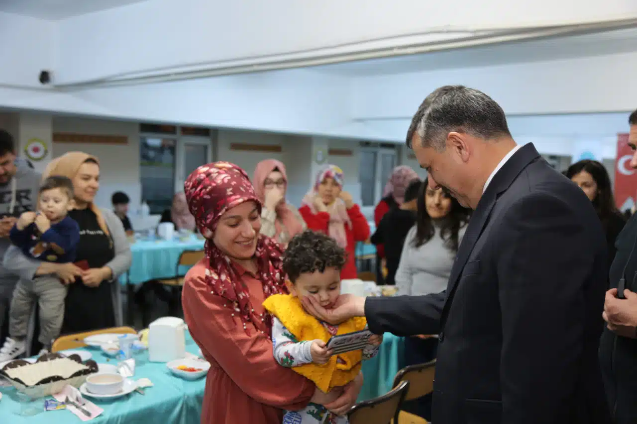 Depremzede Çocuklarla Yakından İlgilendi