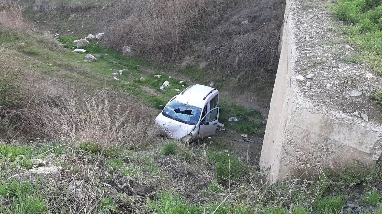 Dere Yatağına Devrilen Araçtaki Üç Kişi Yaralandı