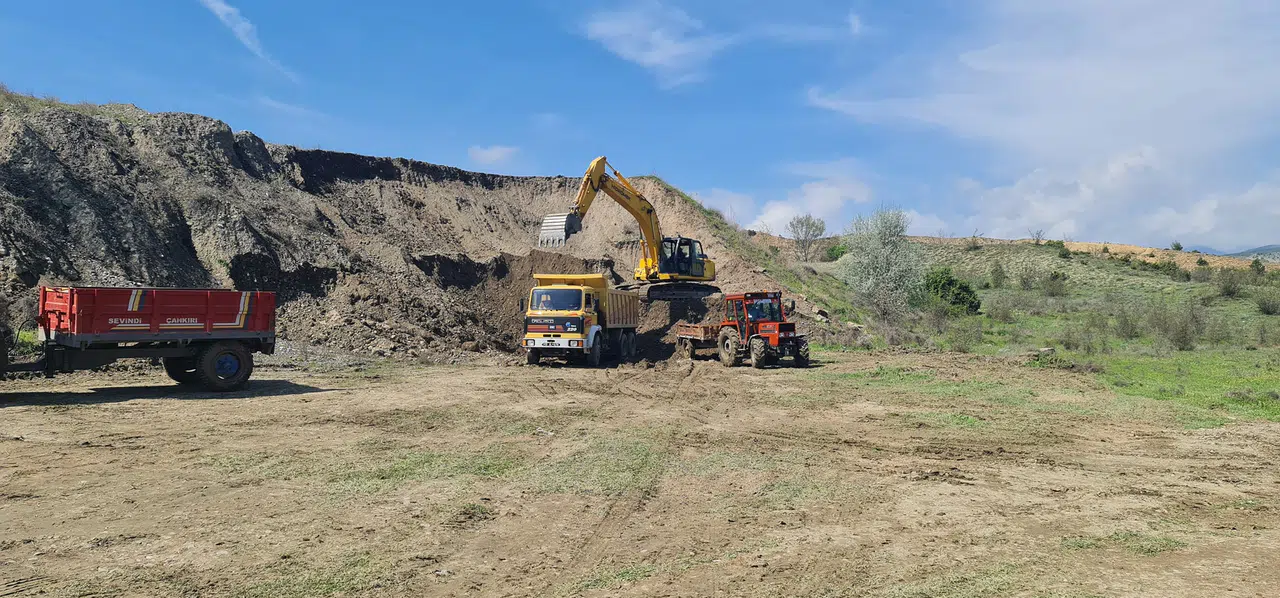 Dodurga’da Arazi Yolu Kumlama Çalışması