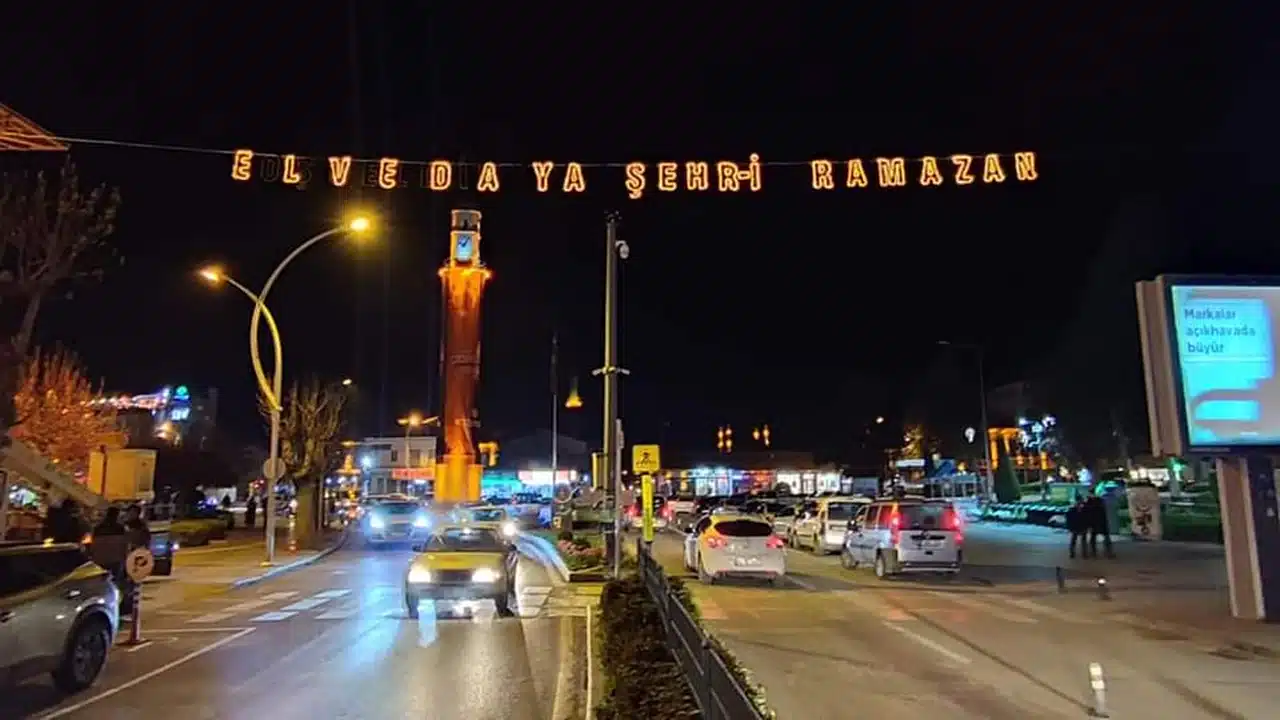 ‘Elveda Ya Şehri Ramazan’ Mahyası Asıldı